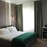 Forrest Hotel *