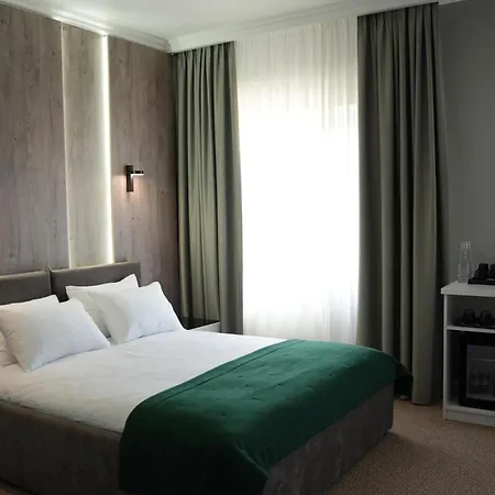Forrest Hotel *
